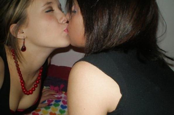 20P Girl Kissing girl 02