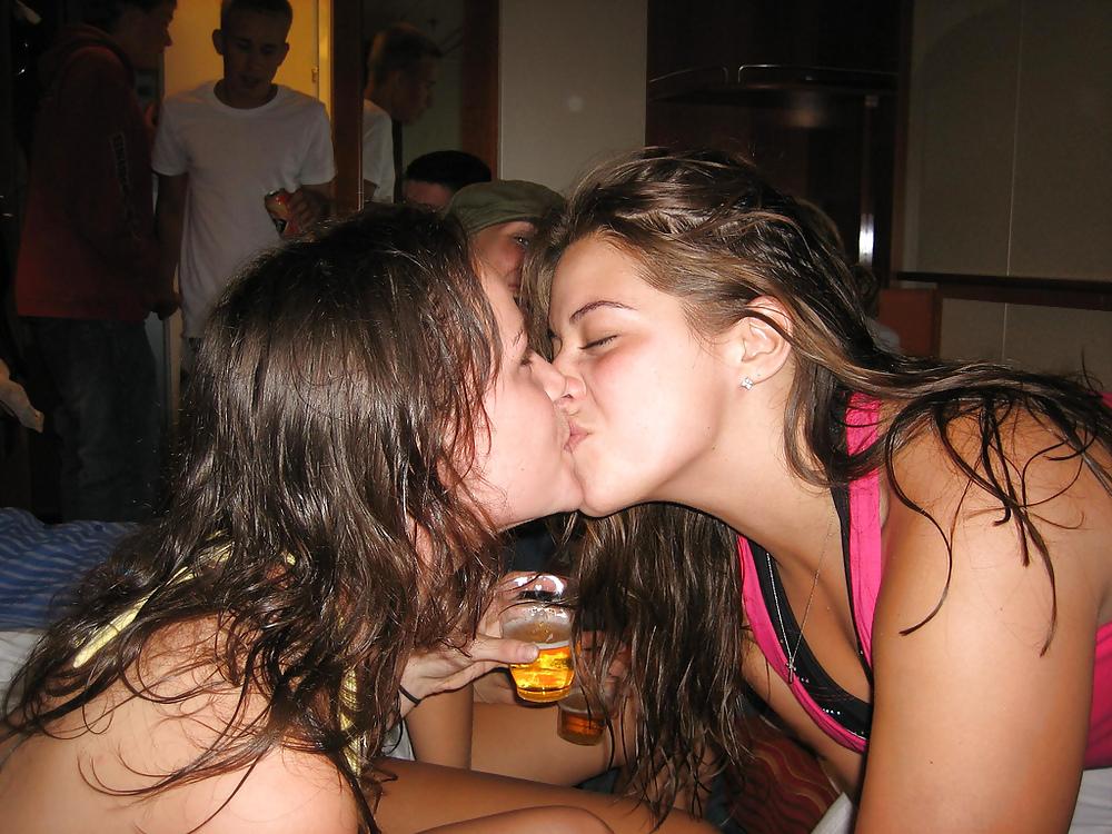 20P Girl Kissing girl 02