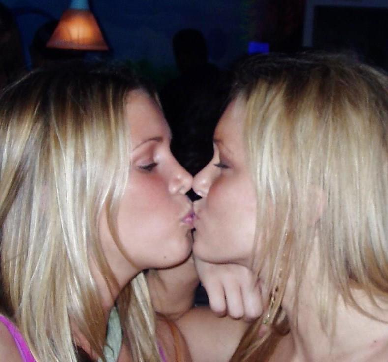 20P Girl Kissing girl 02