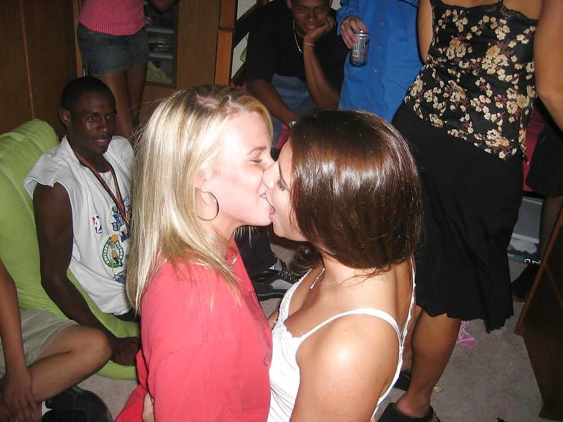 20P Girl Kissing girl 02