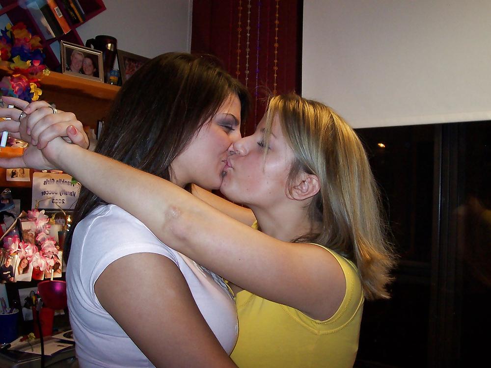 20P Girl Kissing girl 02