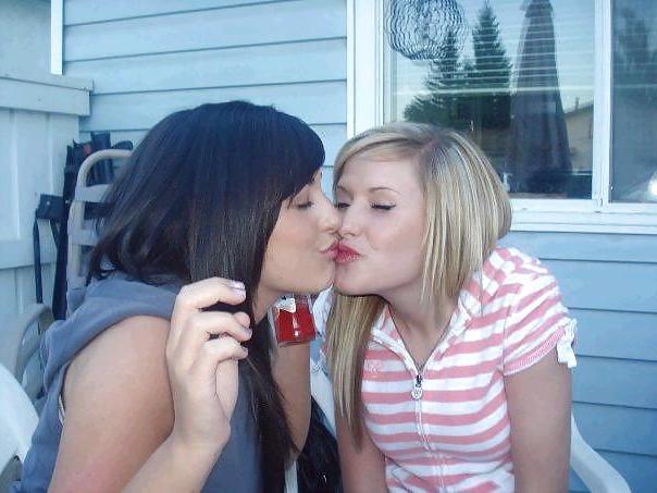 20P Girl Kissing girl 02