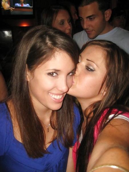 20P Girl Kissing girl 02