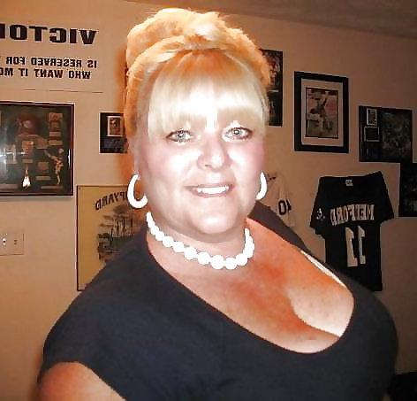 25P My Favourite BBW Granny (Big Boobs, Cleavage & Non-nude)