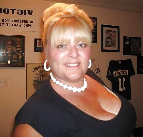 25P My Favourite BBW Granny (Big Boobs, Cleavage & Non-nude)