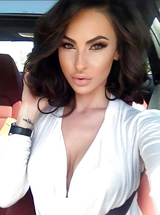 15P Sexy Cleavage 32
