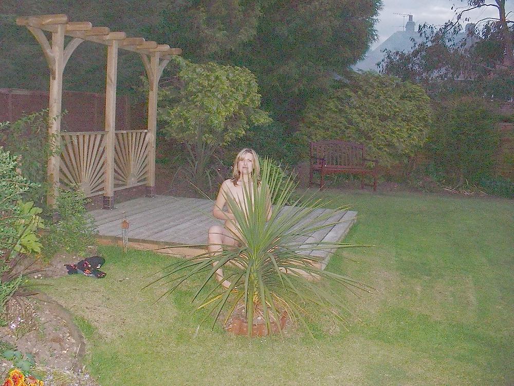 25P British babe fired the gardener