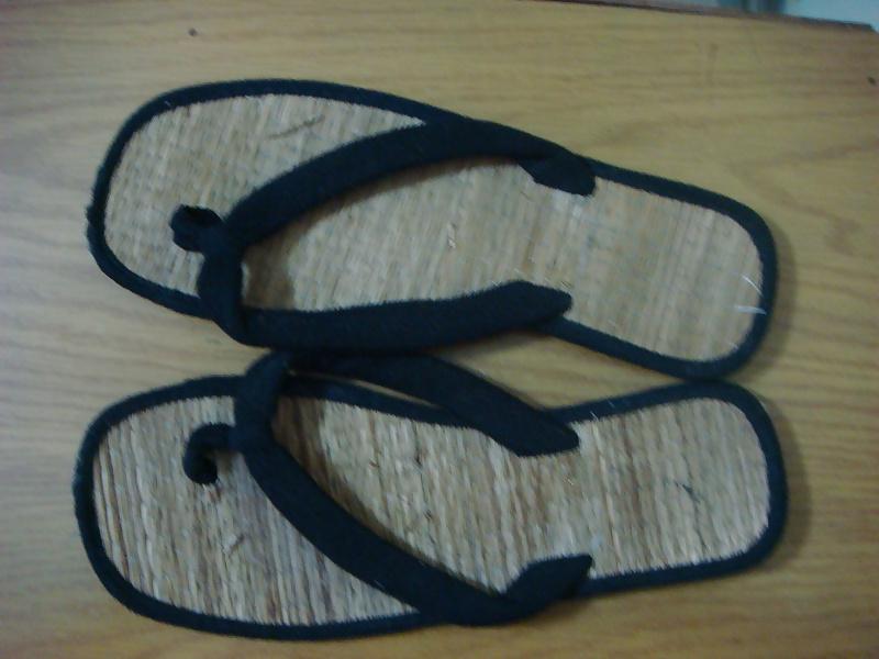 22P Chinelo de dedo preto de esteira