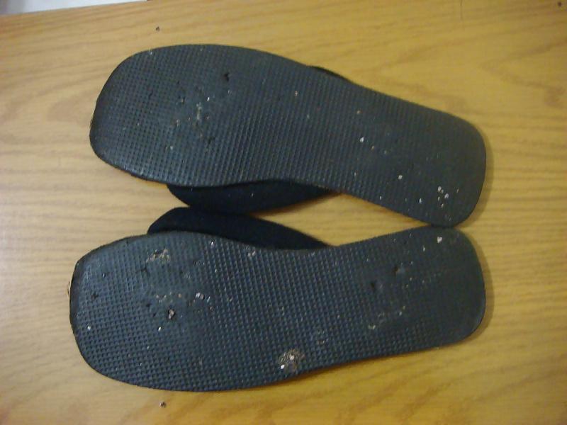 22P Chinelo de dedo preto de esteira