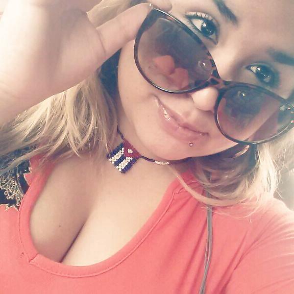 8P More putas cleavage and downblouse