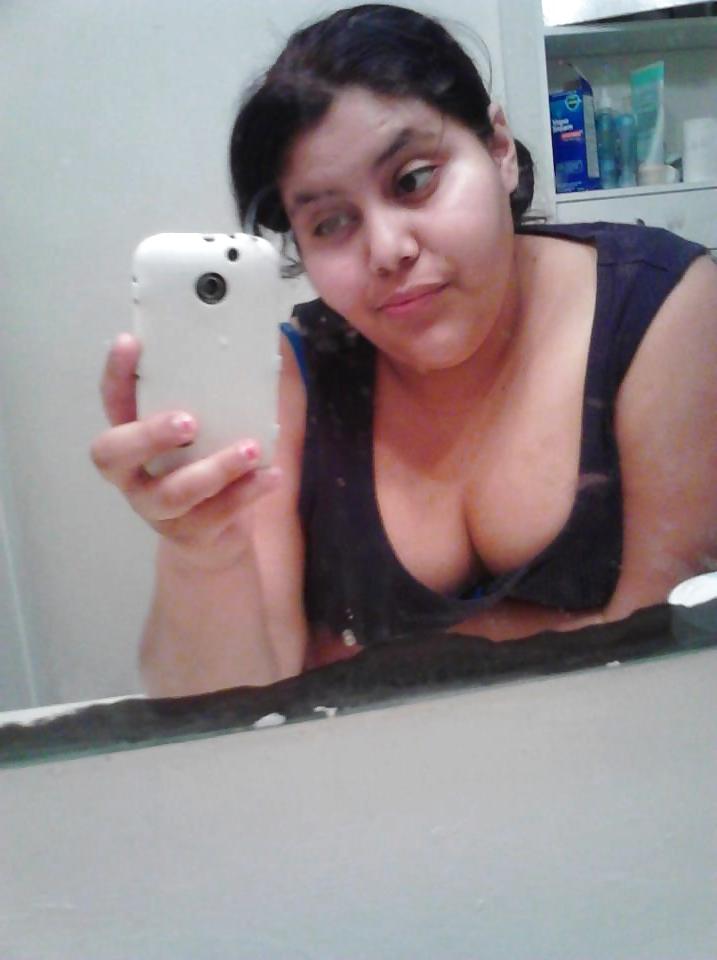 8P More putas cleavage and downblouse