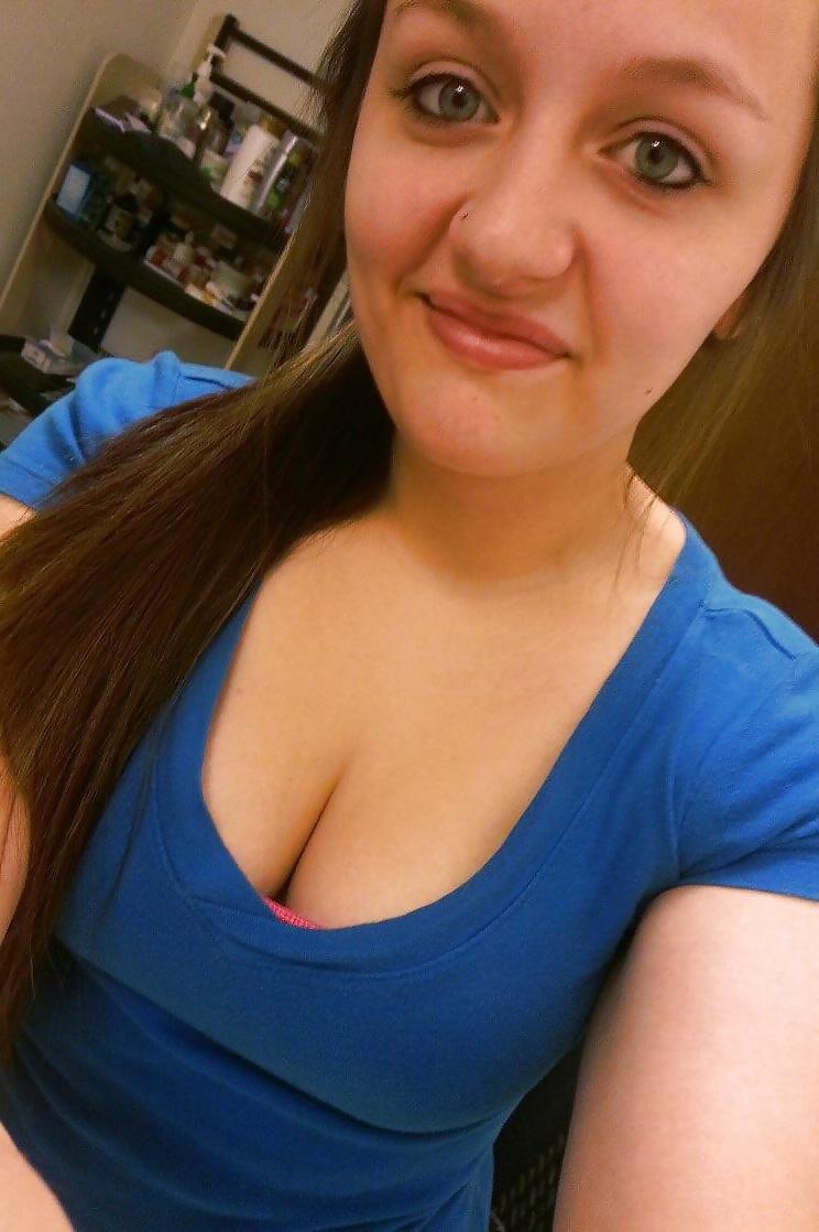 8P More putas cleavage and downblouse