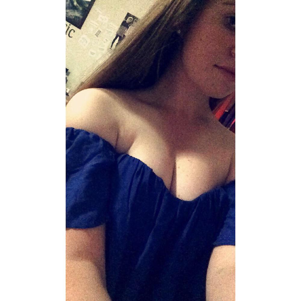 8P More putas cleavage and downblouse