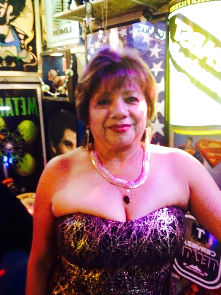 10P Big tits sluts downblouse and cleavage