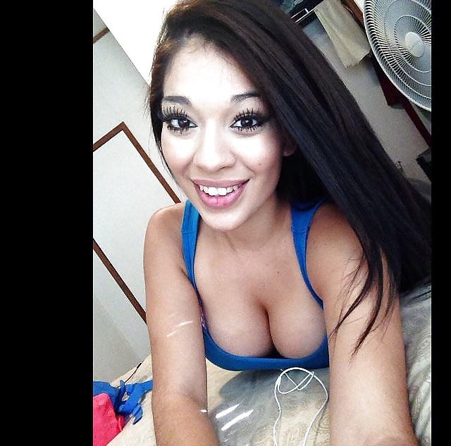 10P Big tits sluts downblouse and cleavage
