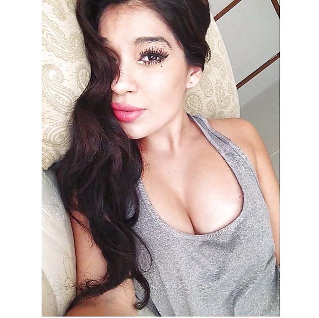 10P Big tits sluts downblouse and cleavage