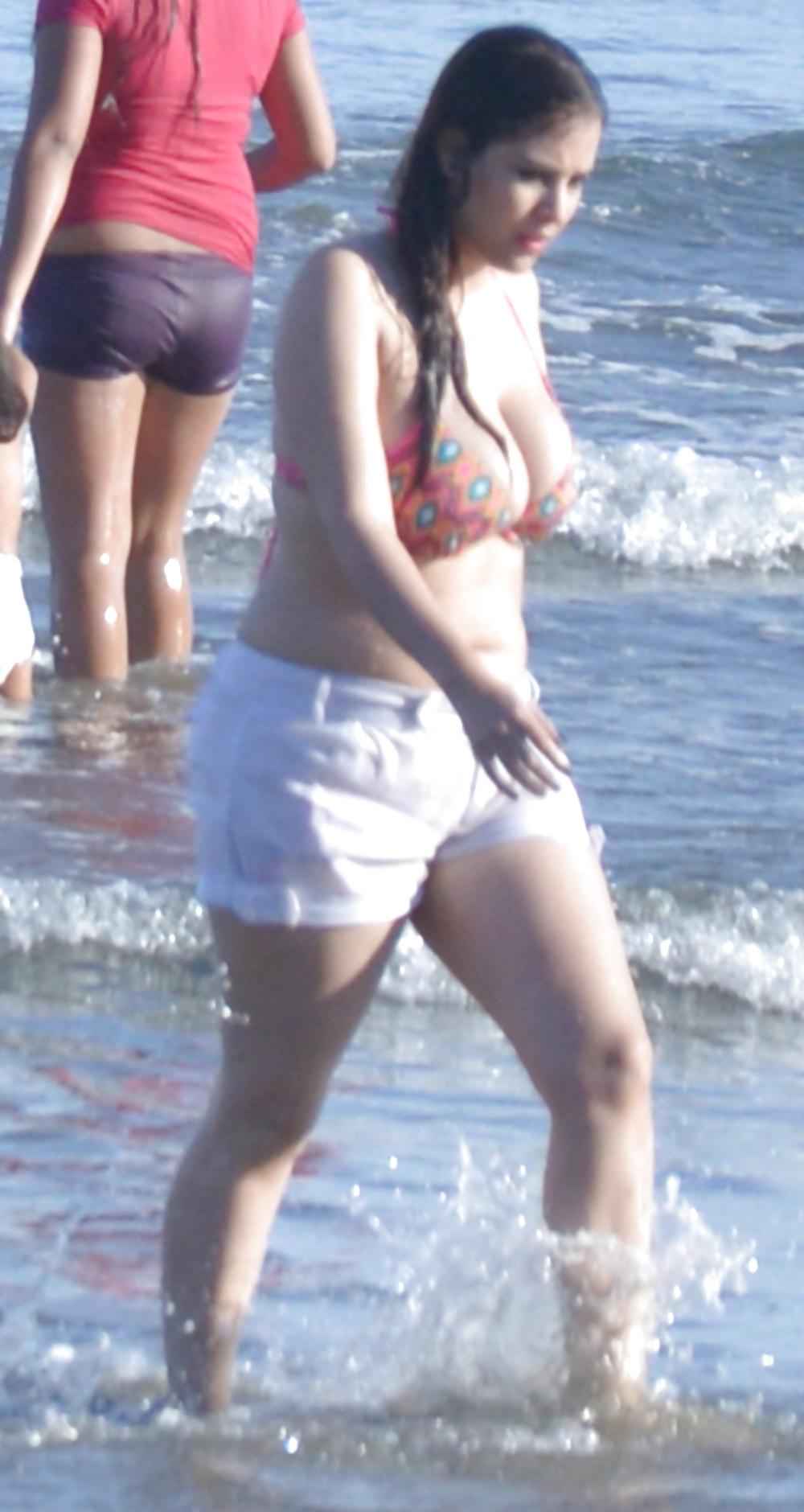 10P Candid Busty Bikini Cleavage