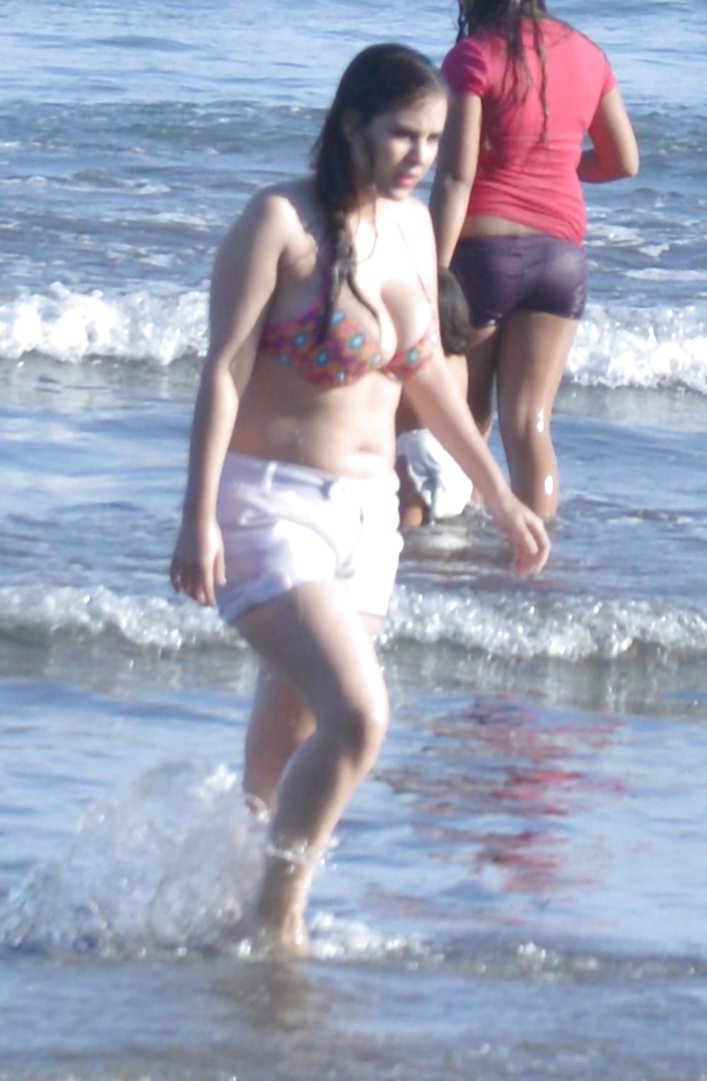 10P Candid Busty Bikini Cleavage