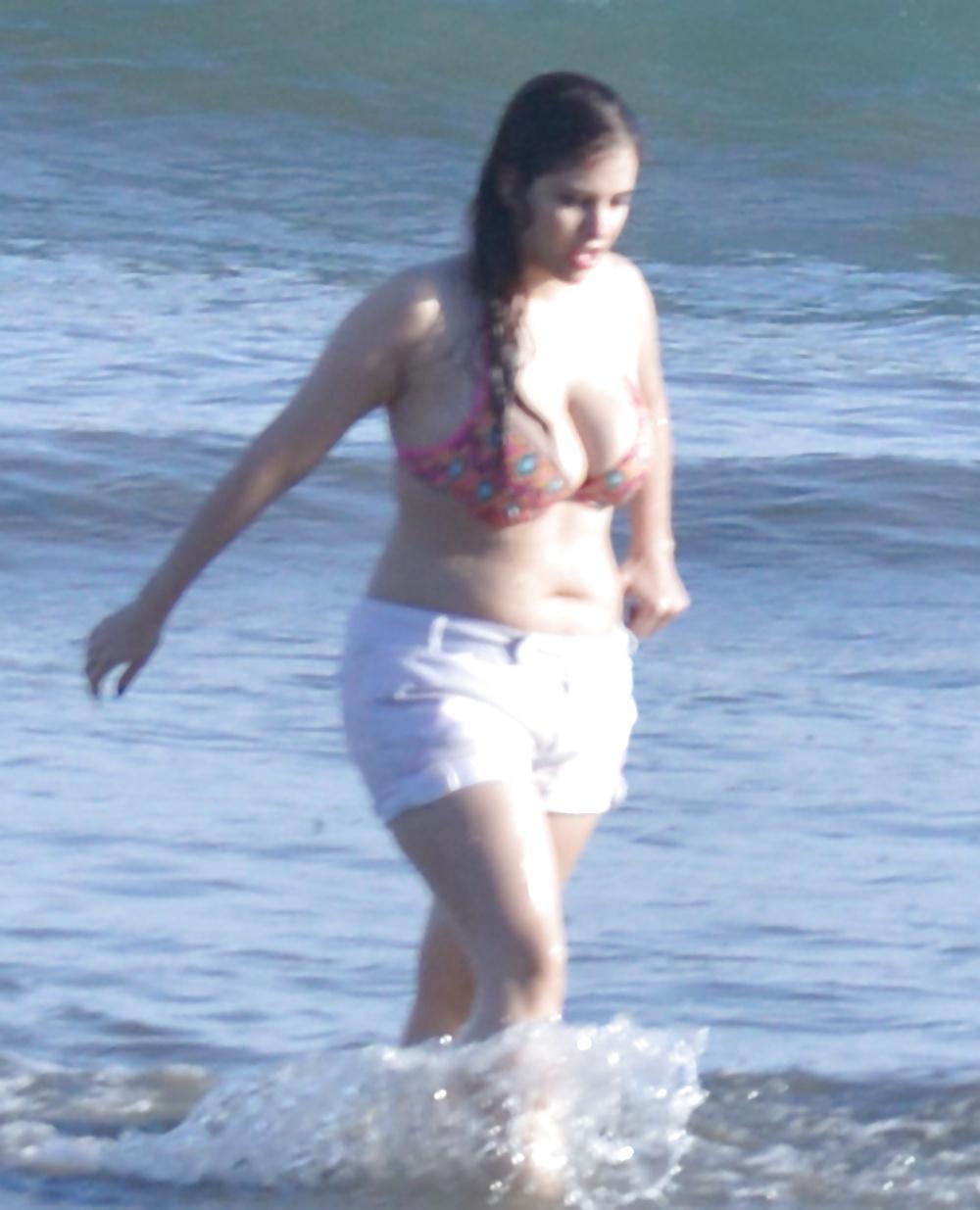 10P Candid Busty Bikini Cleavage