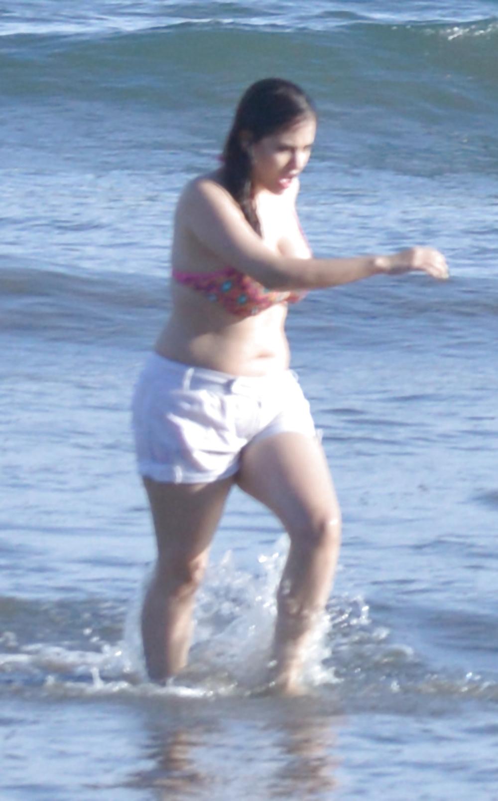 10P Candid Busty Bikini Cleavage
