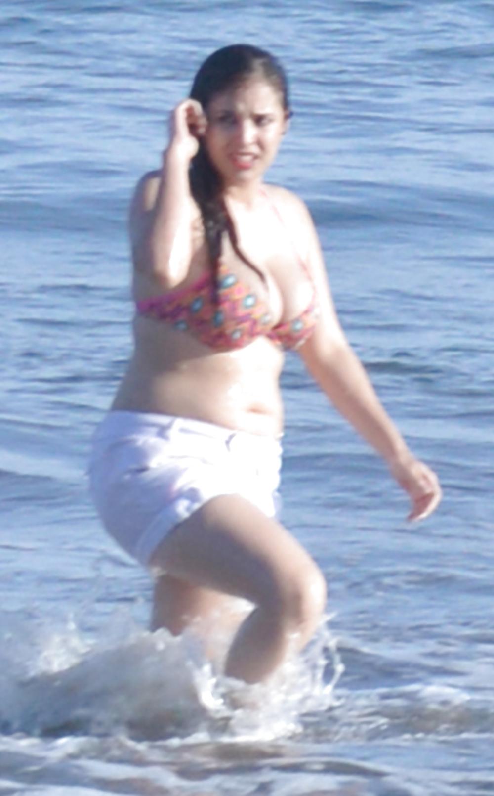 10P Candid Busty Bikini Cleavage
