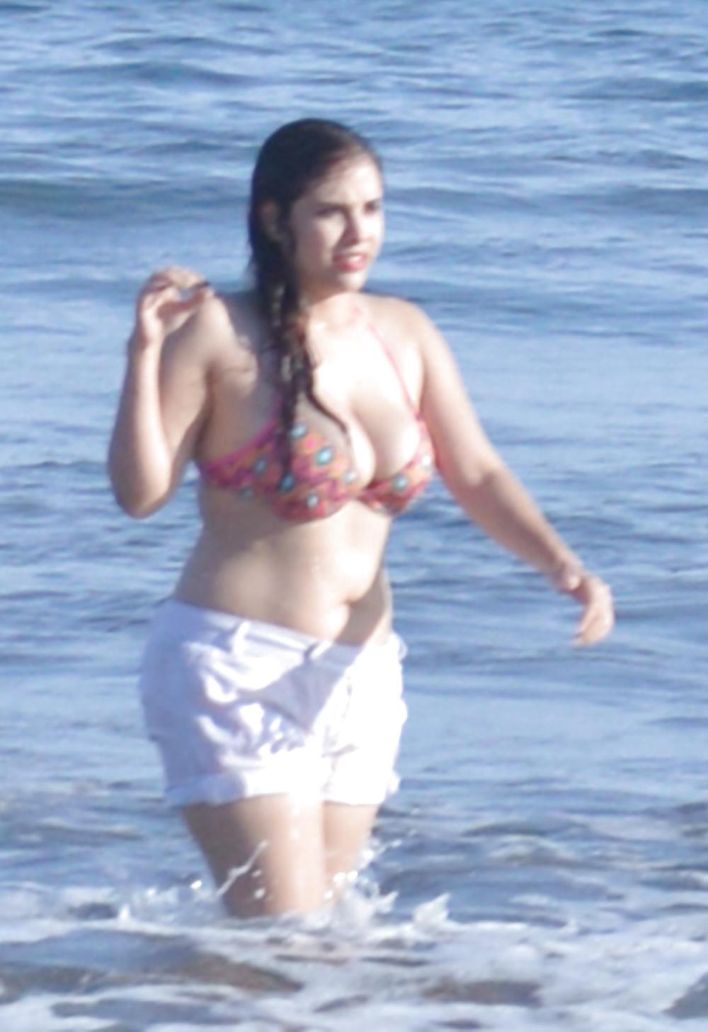 10P Candid Busty Bikini Cleavage