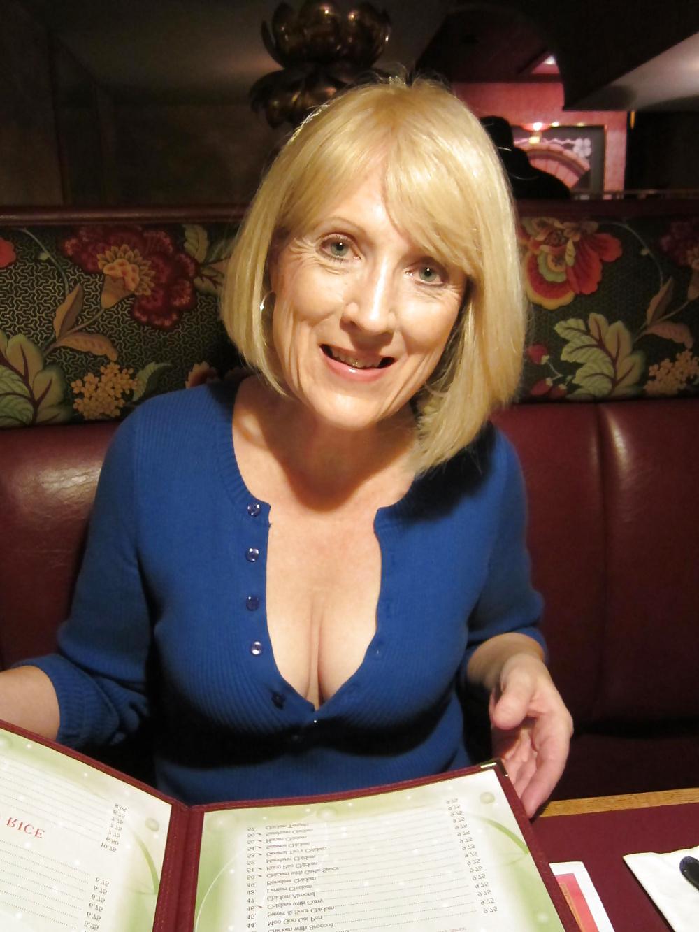 17P Very Nice Cleavage