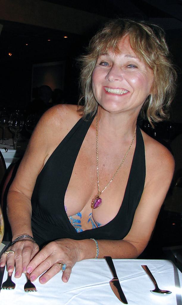 17P Very Nice Cleavage