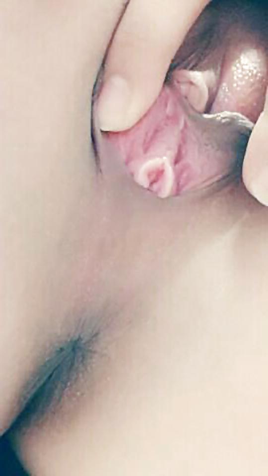 16P Korean girl takes self pics