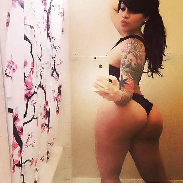 25P Big Black Booty & Titty Selfies