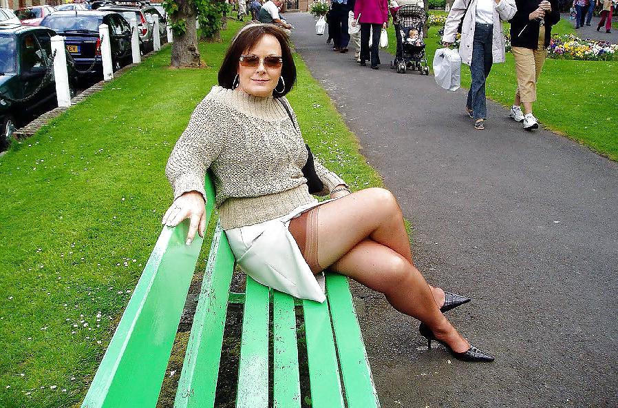 25P Mature amateur lady models seamed nylons 3