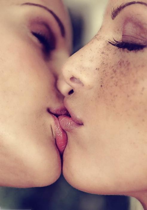 24P Girls kissing girls HOT