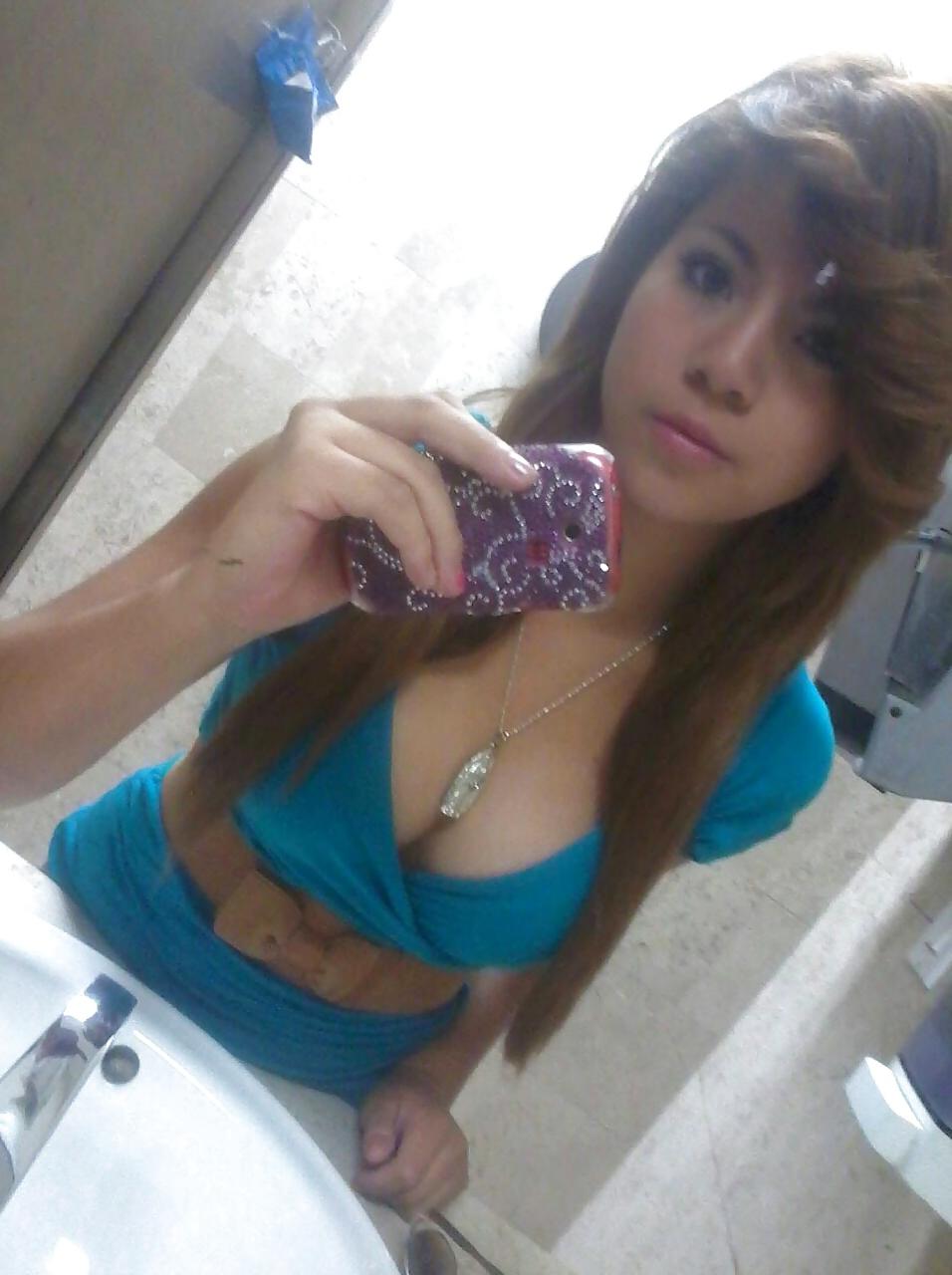 22P More cleavage and downblouse sexy teens