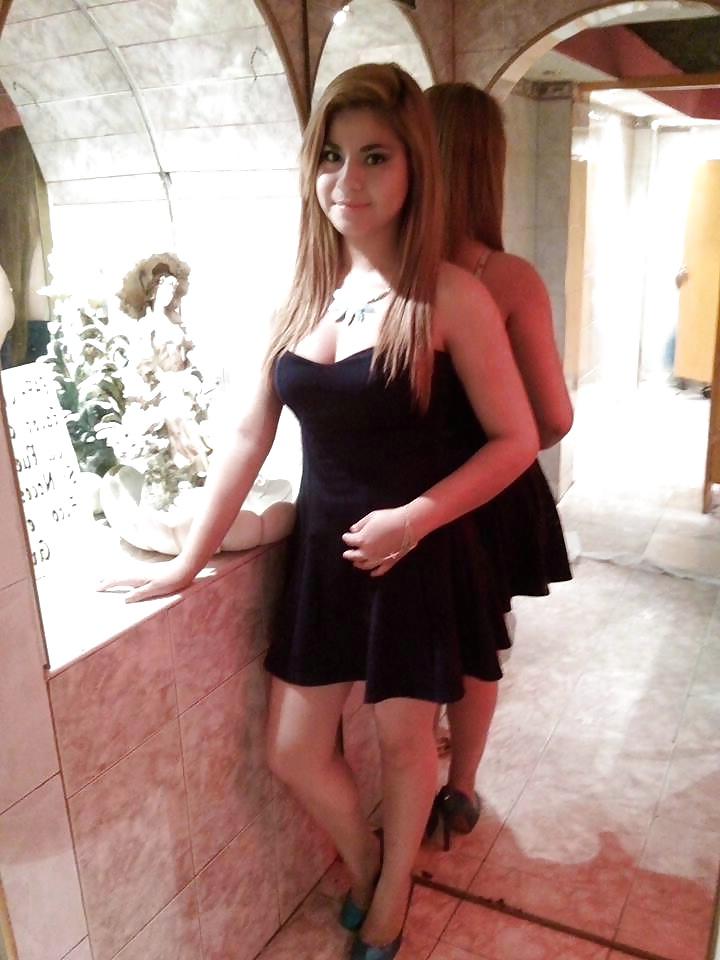 22P More cleavage and downblouse sexy teens