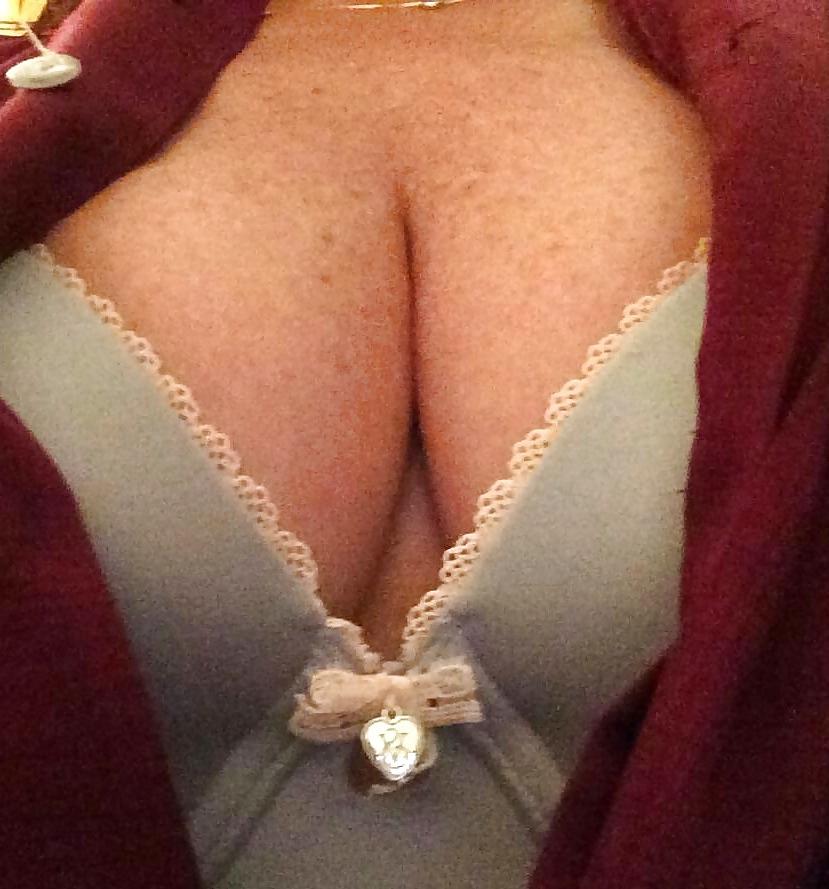 8P Sexy cleavage 