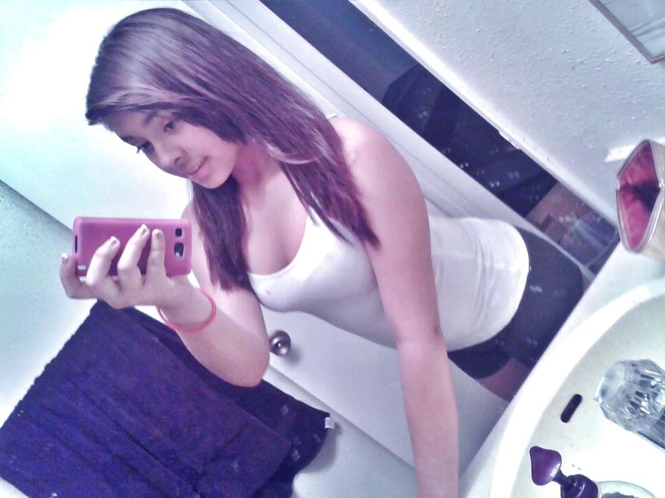 21P Cleavage and downblouse jovencita oops