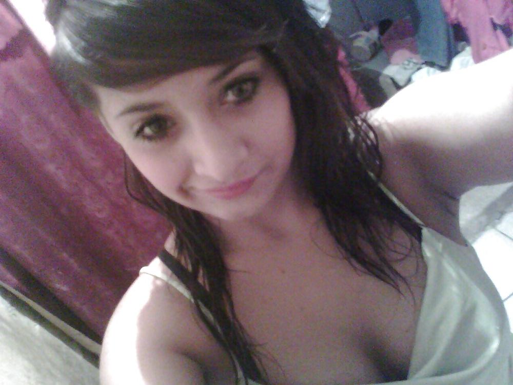 21P Cleavage and downblouse jovencita oops