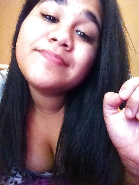 21P Cleavage and downblouse jovencita oops