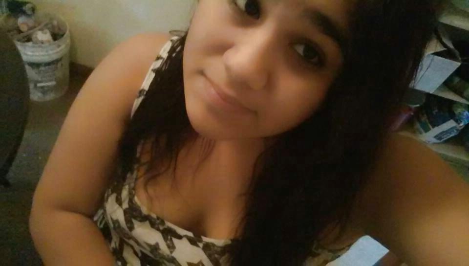 21P Cleavage and downblouse jovencita oops
