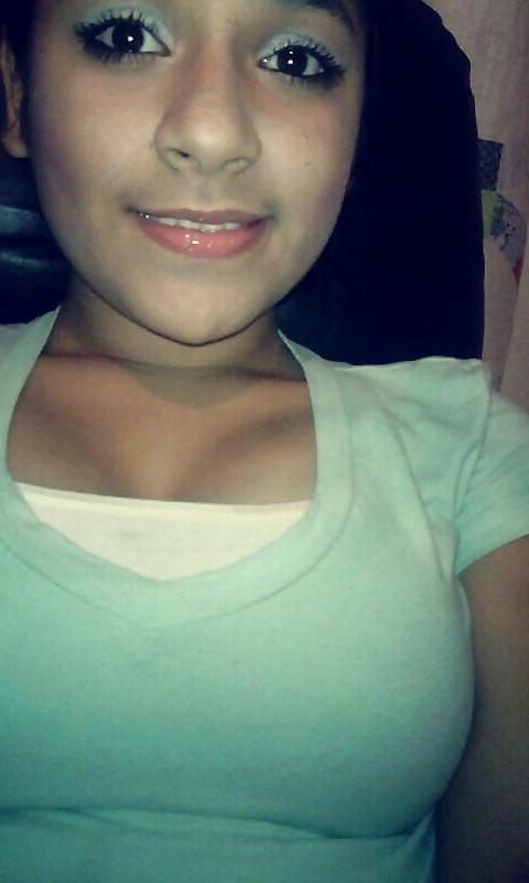 21P Cleavage and downblouse jovencita oops