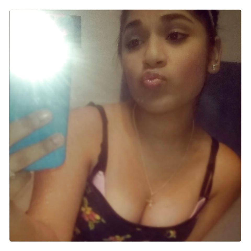 21P Cleavage and downblouse jovencita oops