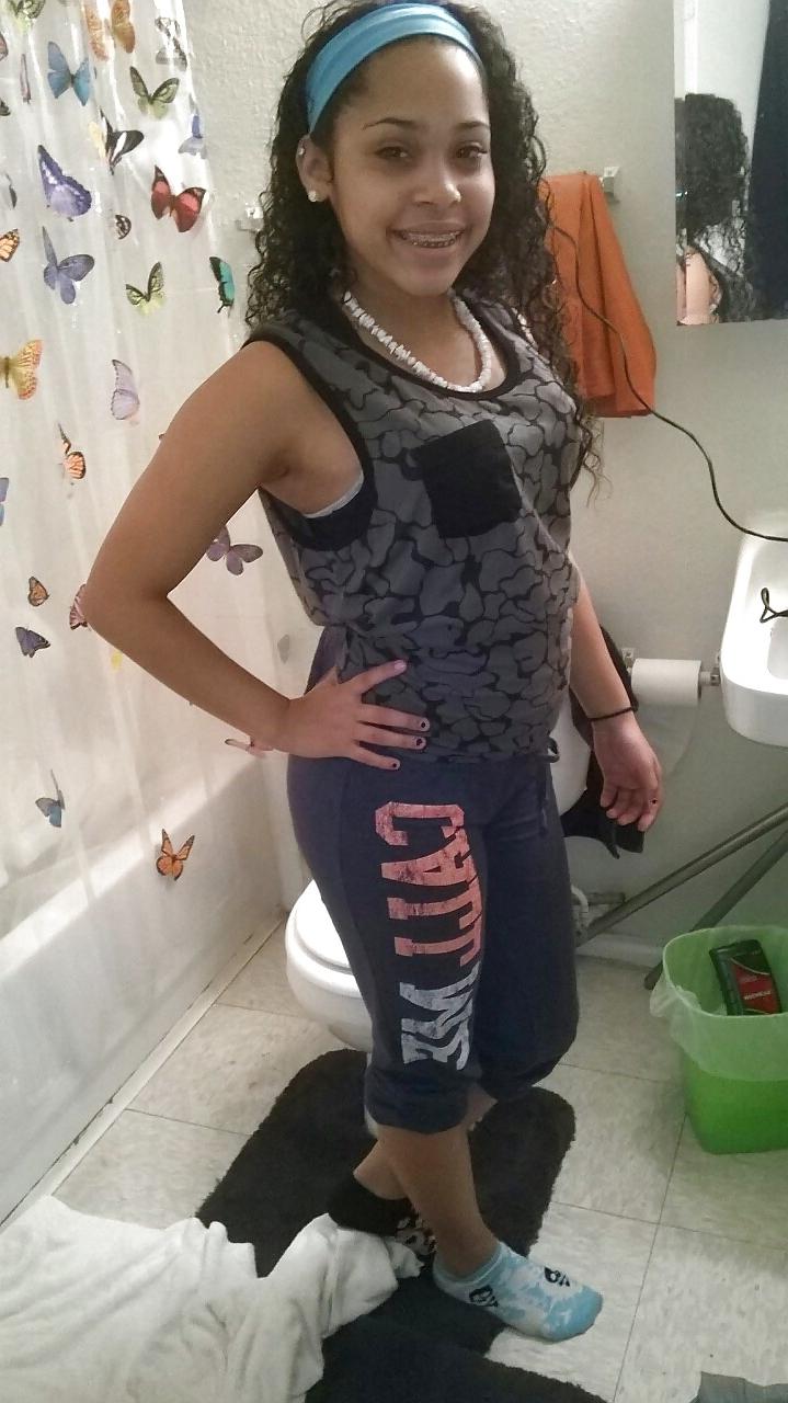 21P Cleavage and downblouse jovencita oops
