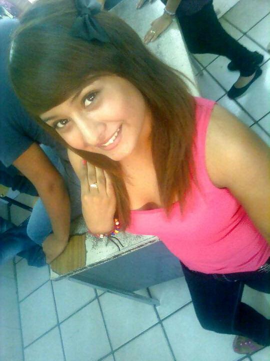 21P Cleavage and downblouse jovencita oops