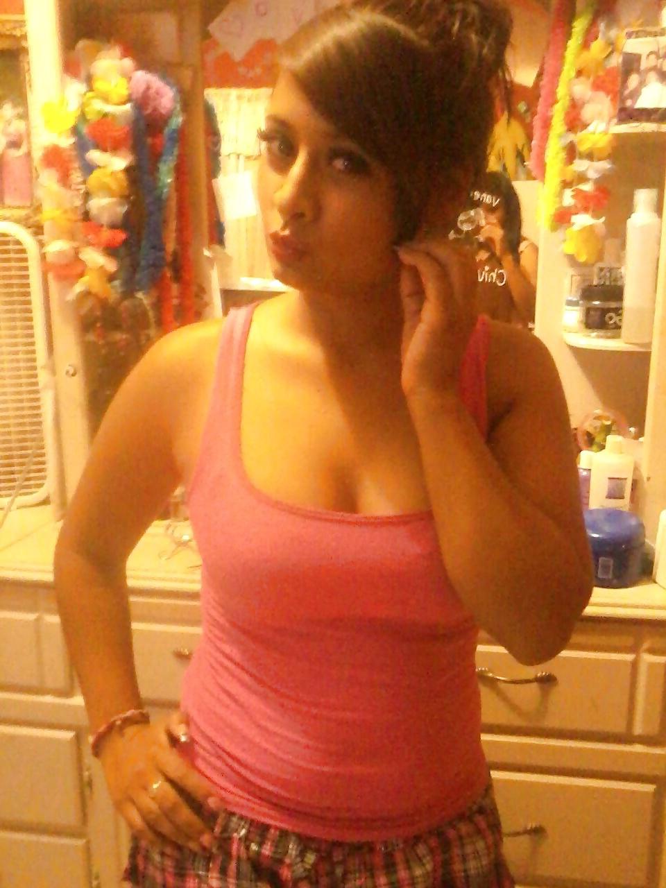 21P Cleavage and downblouse jovencita oops