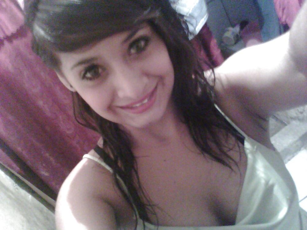 21P Cleavage and downblouse jovencita oops