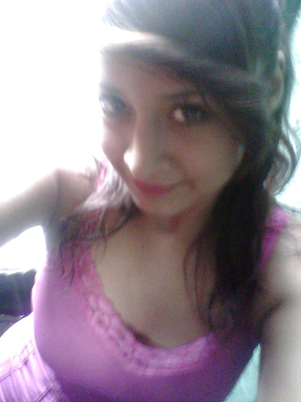21P Cleavage and downblouse jovencita oops