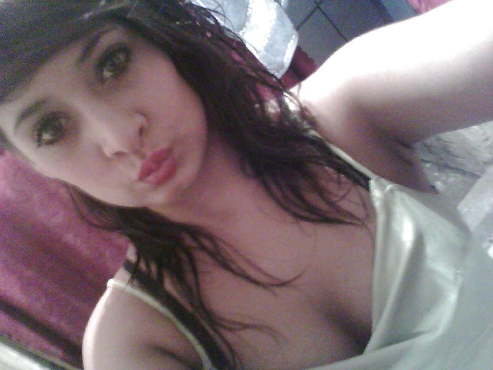 21P Cleavage and downblouse jovencita oops