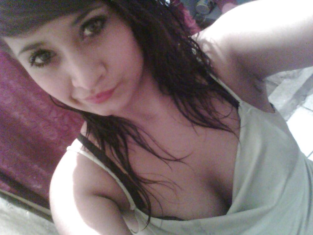 21P Cleavage and downblouse jovencita oops