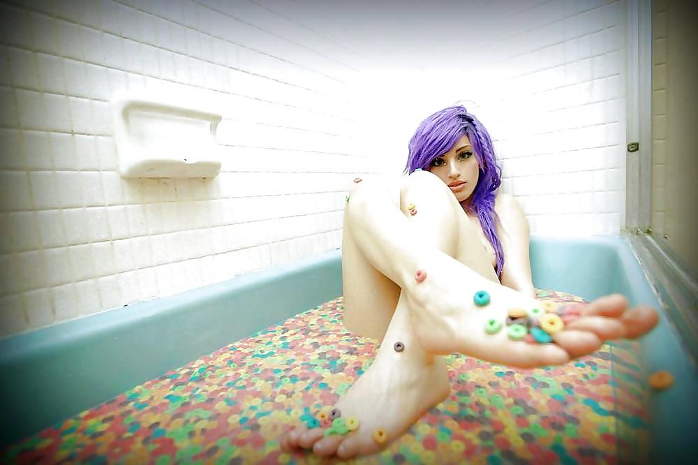 25P Hot Girls in the Shower
