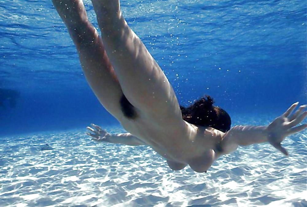 25P Underwater Pussy (1)